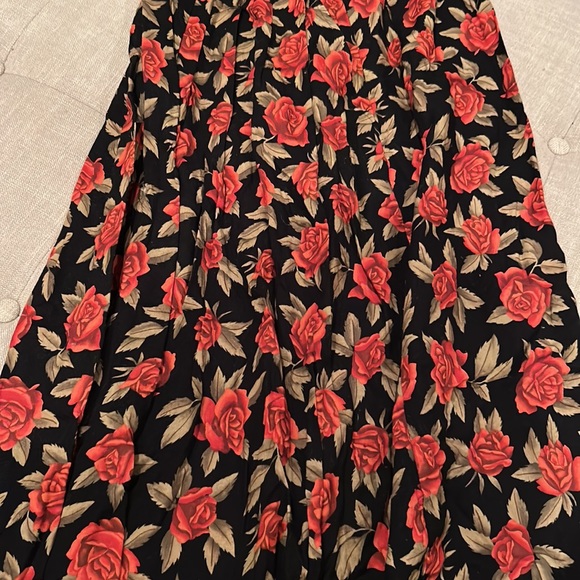 Code: 7 New York Rose Graphic Pleaded Maxi Skirt - Picture 2 of 4